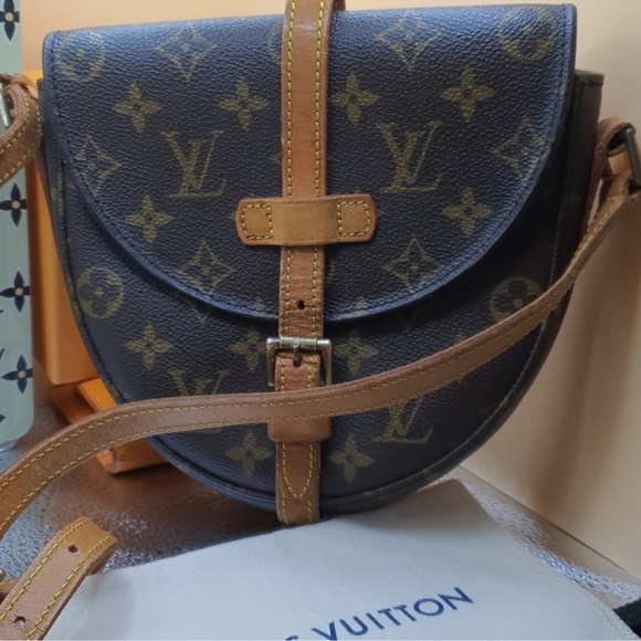 Louis Vuitton Chantilly Crossbody Bag - Picture 4 of 14